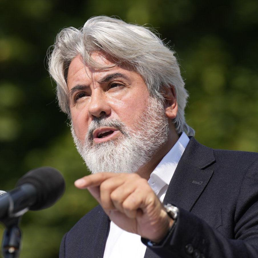 Quebec Liberals 'at a crossroads' as leadership race kicks off Monday